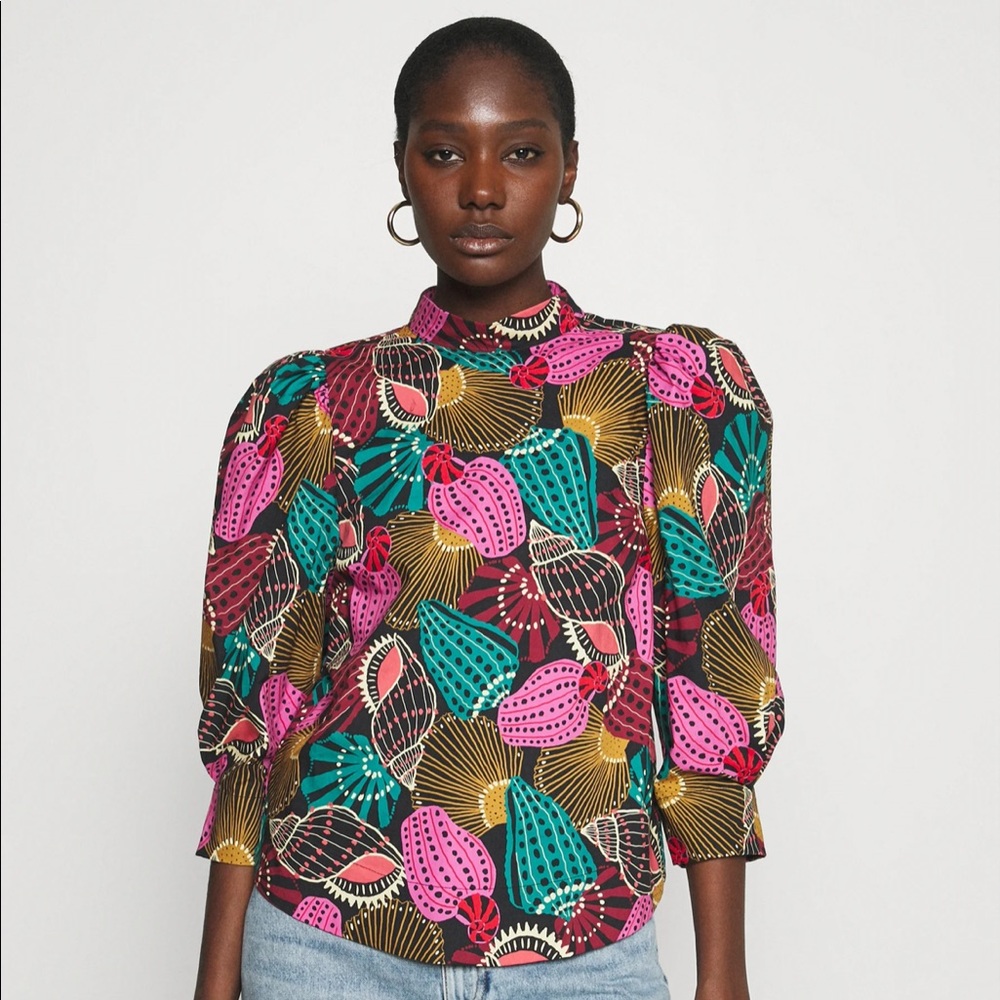 Like new farm rio blouse